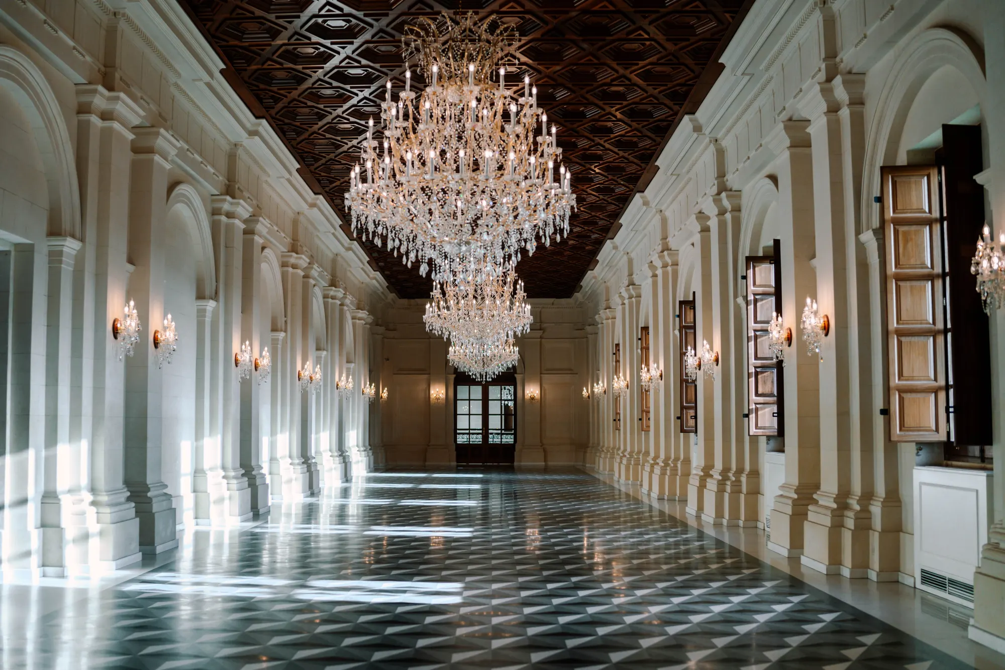 The chandelier-lit grand gallery of Il-Palazz