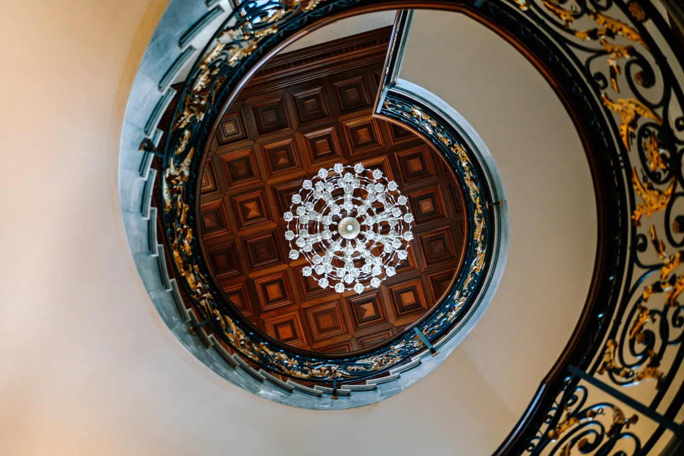 A rotating glimpse of the estate venues — courtyard, grand hall, gilded gallery and palm avenue